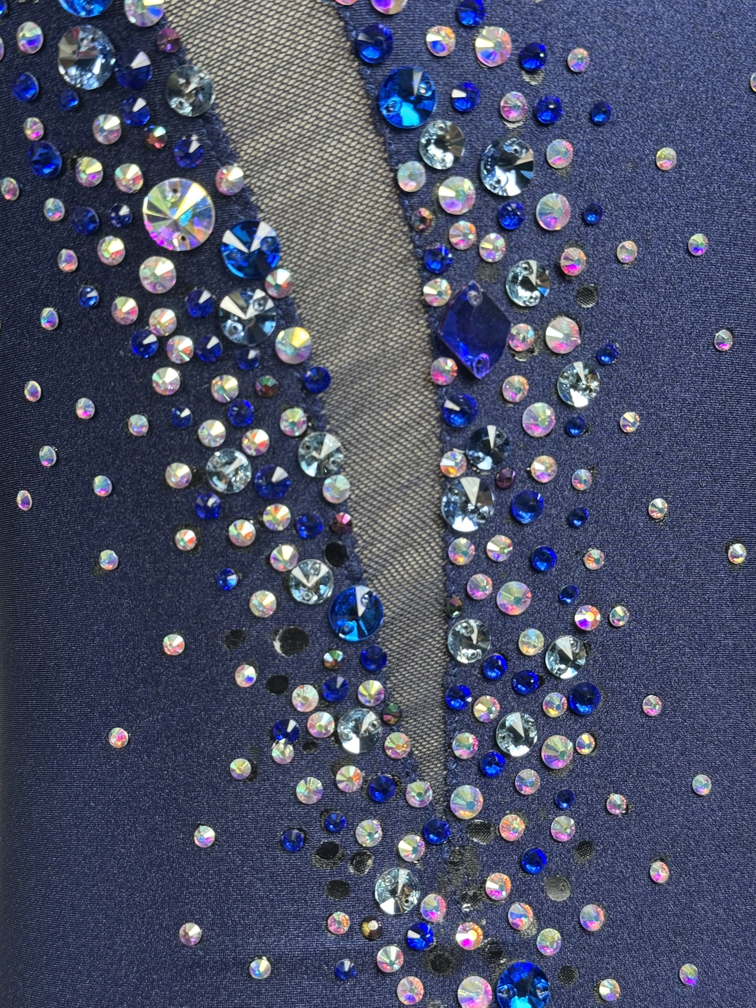Détails des strass du justaucorps d'occasion GR bleu, vue de face