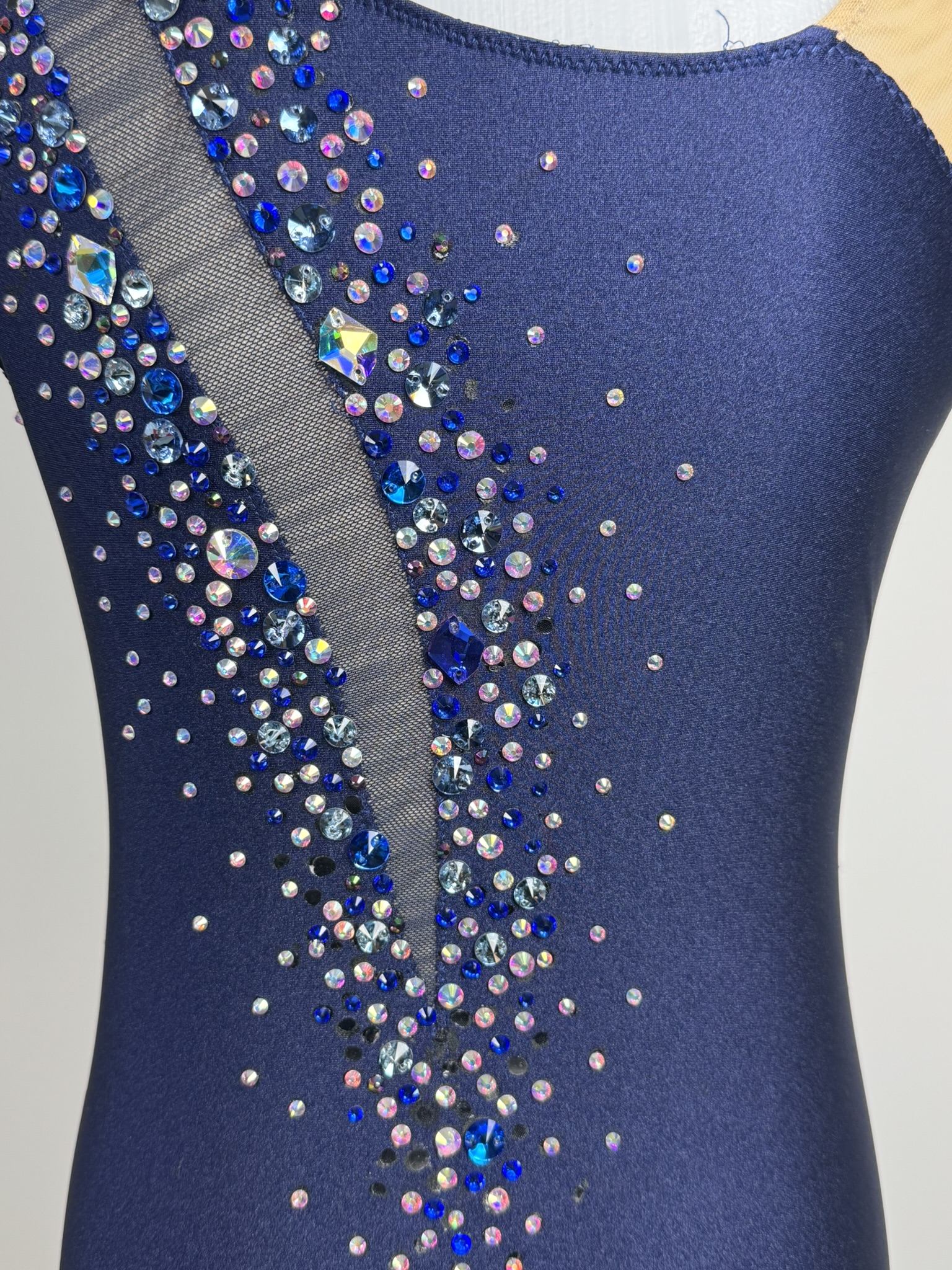Détails des strass du justaucorps d'occasion GR bleu, vue de dos