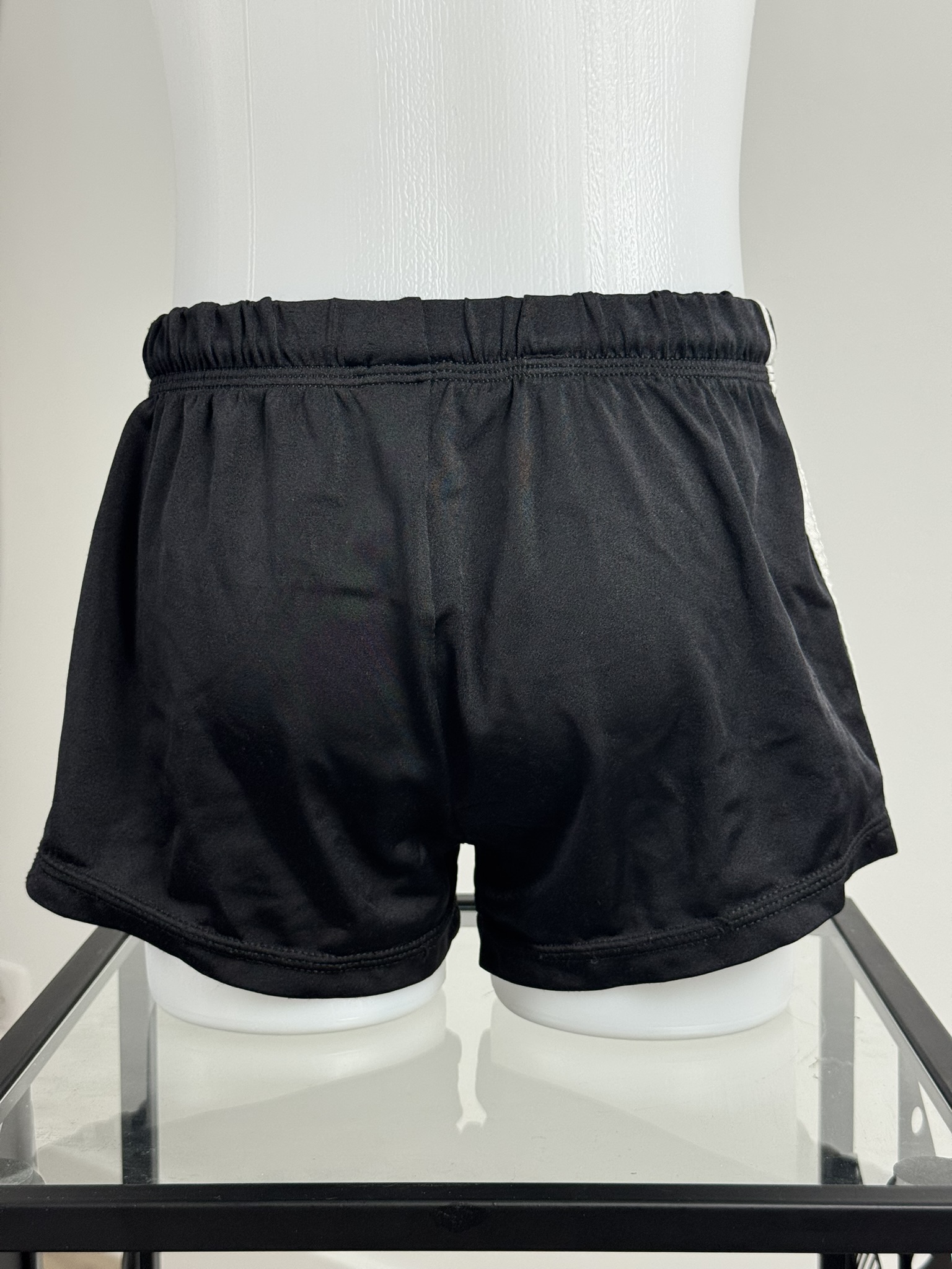 short Adidas GAM noir derrière