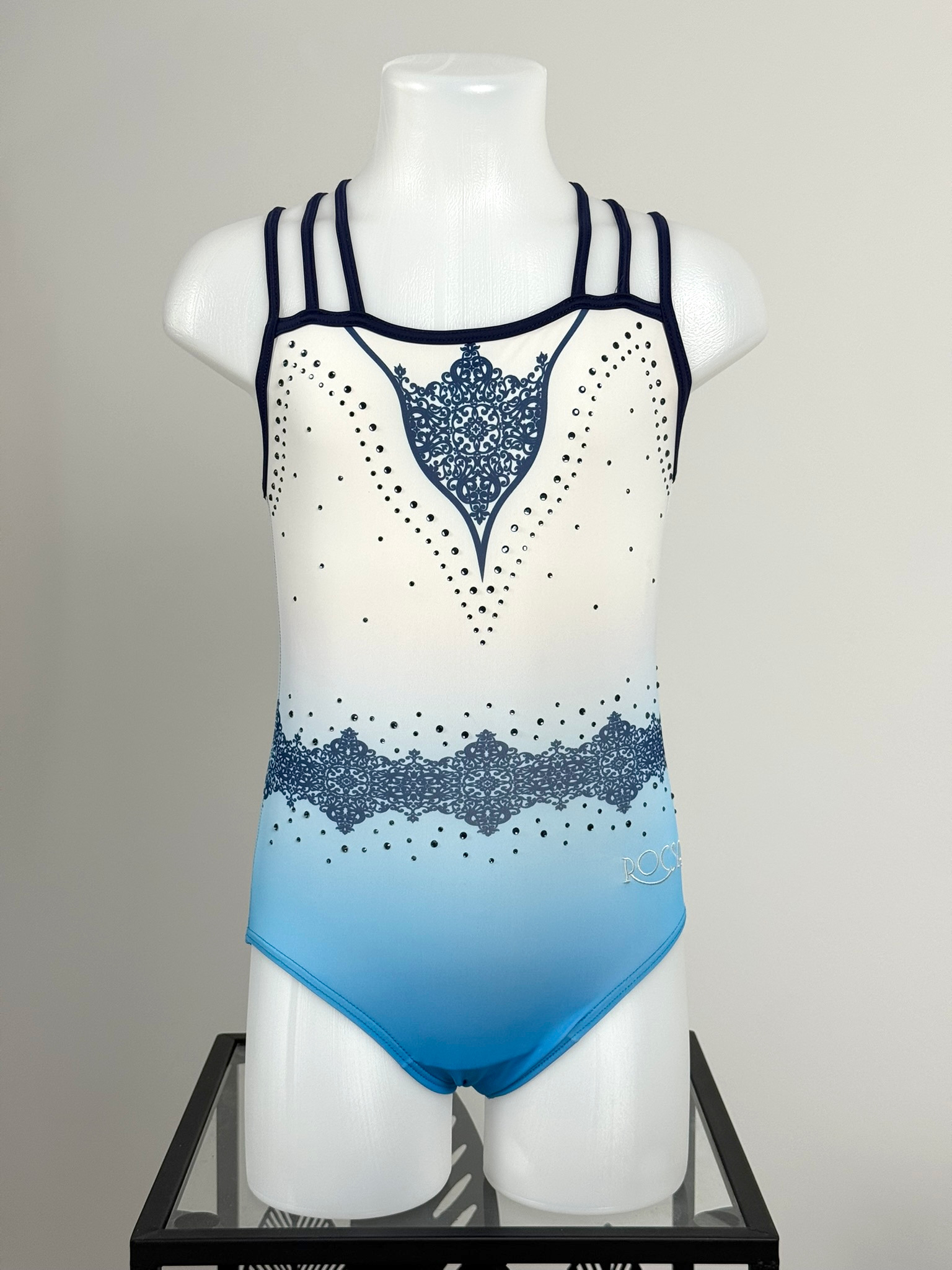 Justaucorps d'occasion GAF Rocsa blanc et bleu, vue de face, taille 8-10 ans