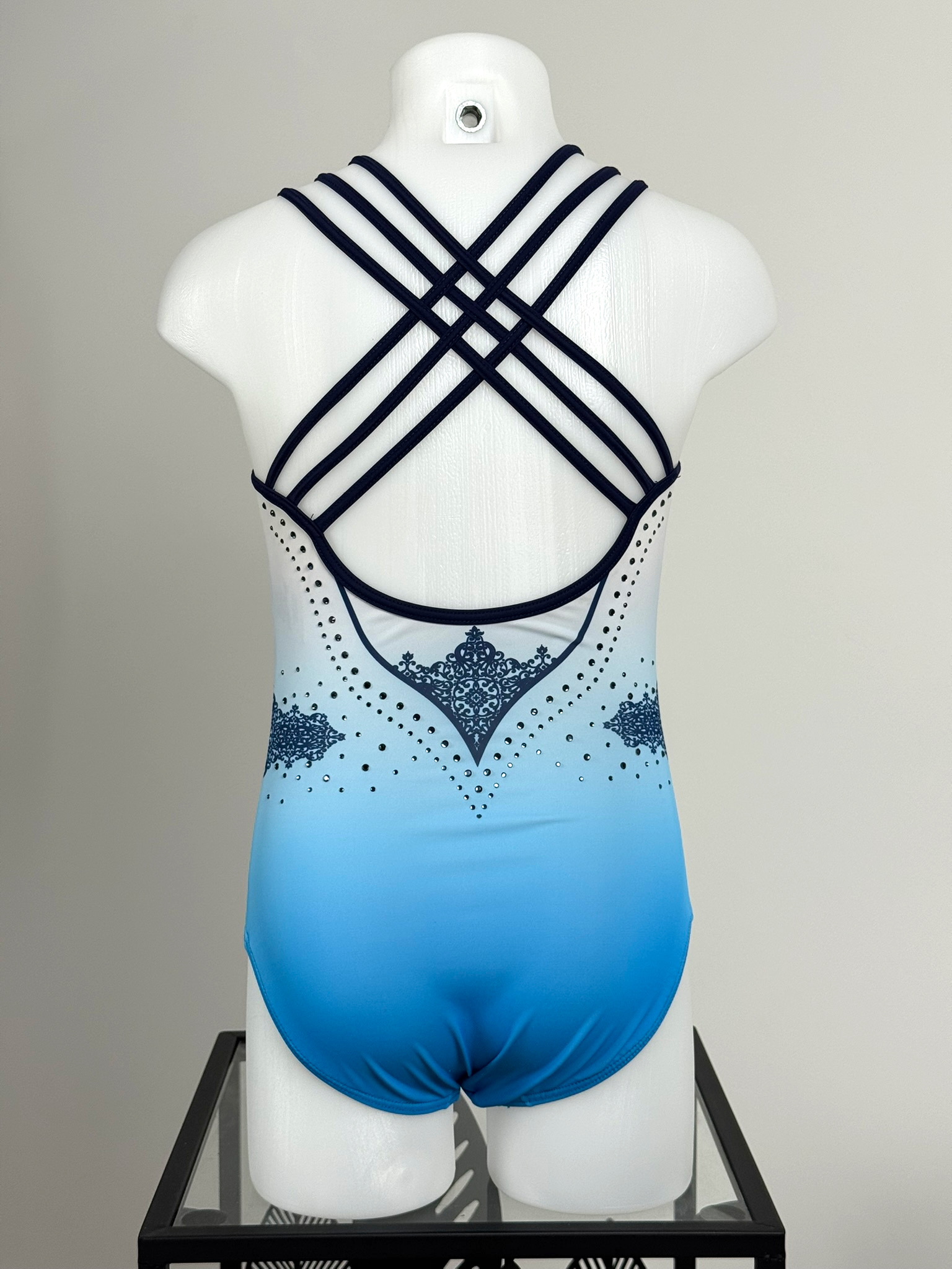 Justaucorps d'occasion GAF Rocsa blanc et bleu, vue de dos, taille 8-10 ans