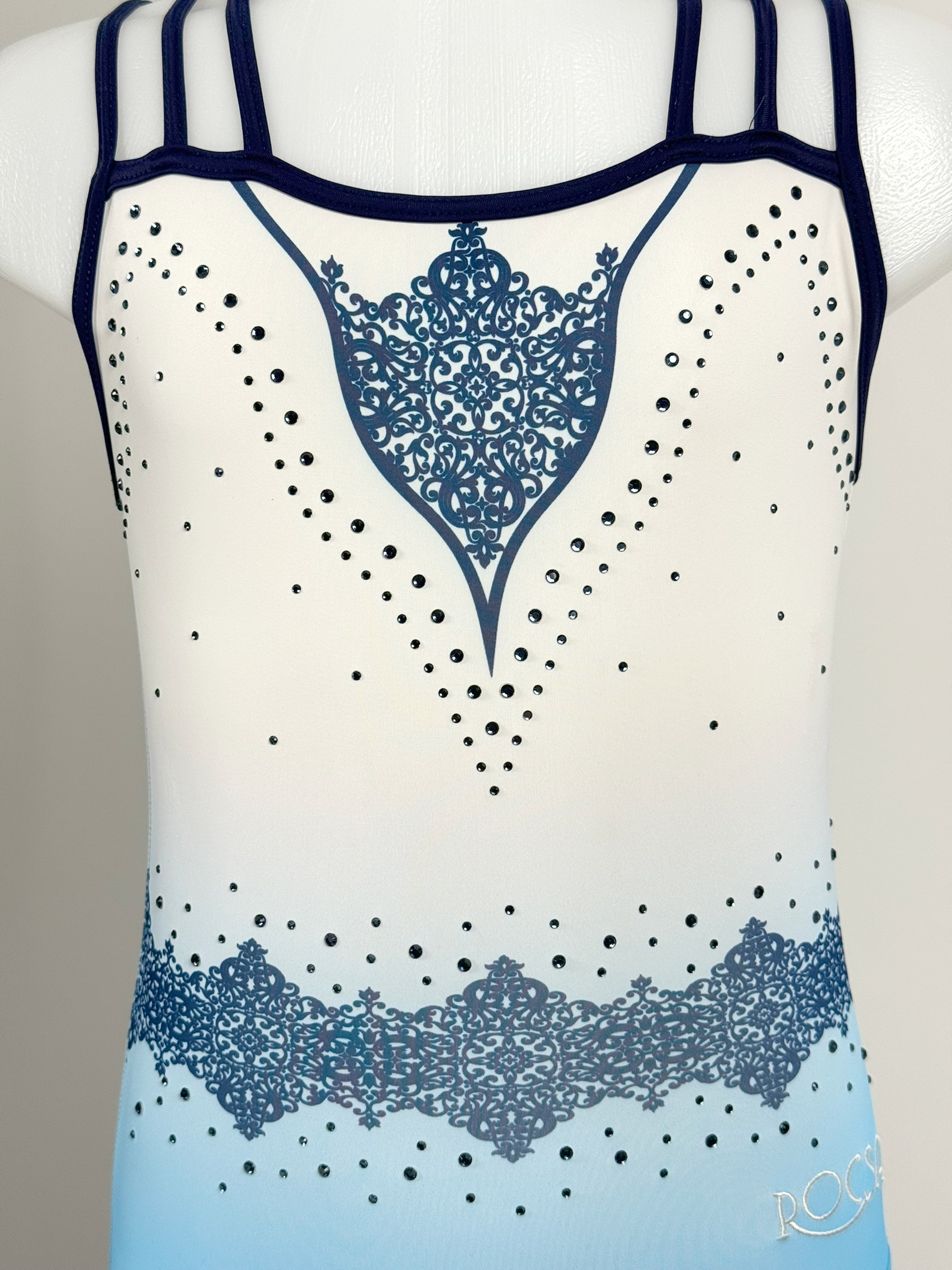Détails des motifs de devant du justaucorps d'occasion GAF Rocsa blanc et bleu