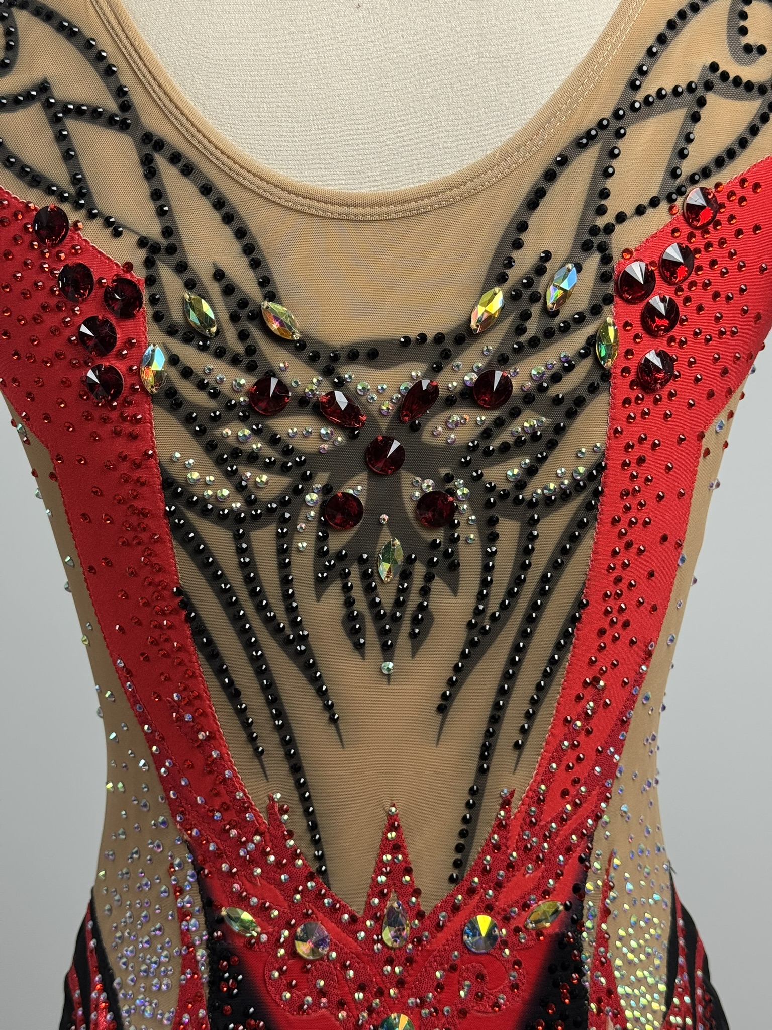 détails justaucorps Novarythm GR noir &amp; rouge, vue de dos, XS