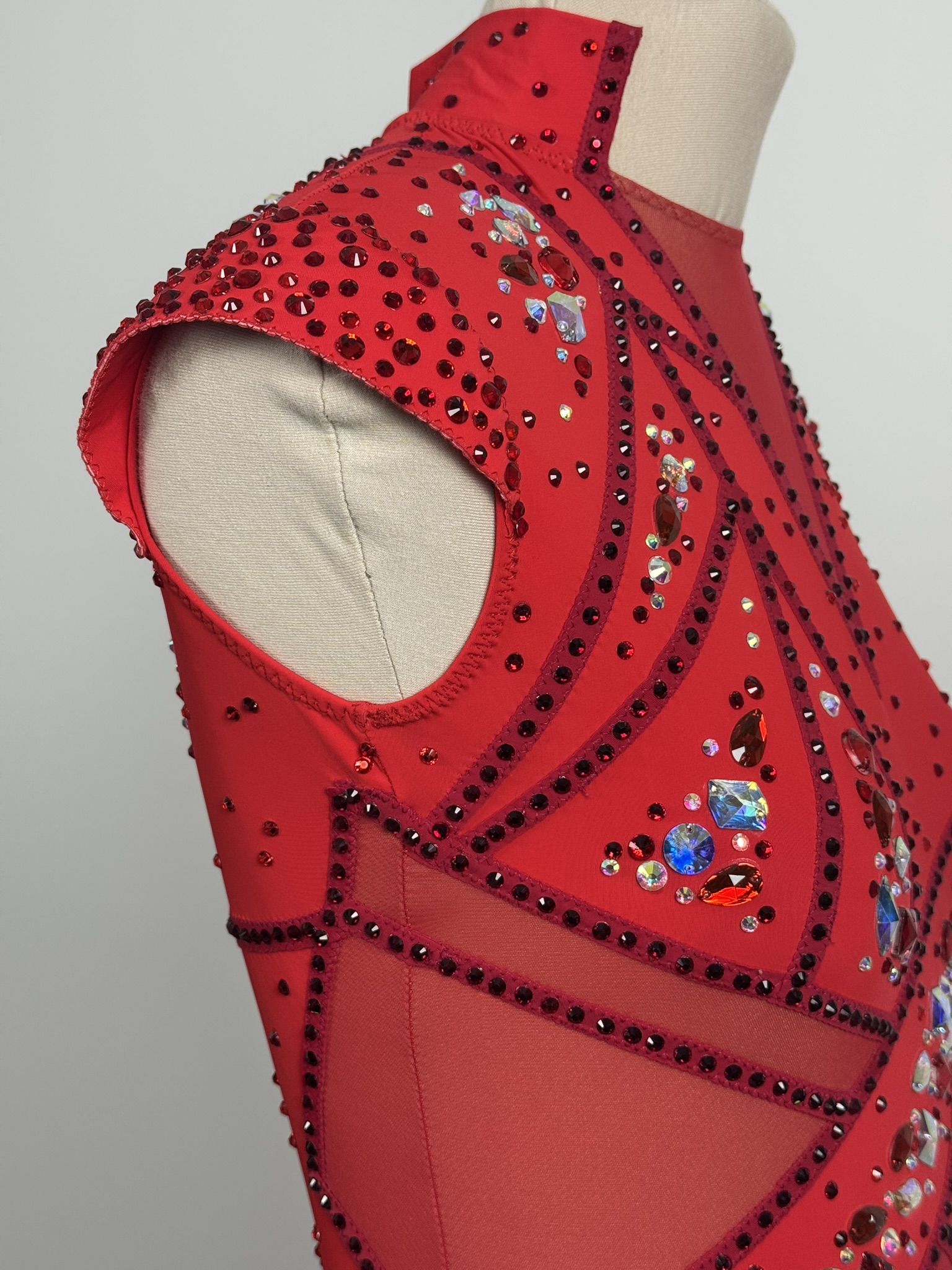 détails manche justaucorps GR rouge Club des strass, vue de côté, XS